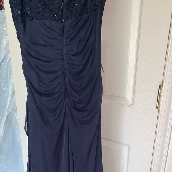 EUC Formal Dress. Navy size 4. - Picture 5 of 6